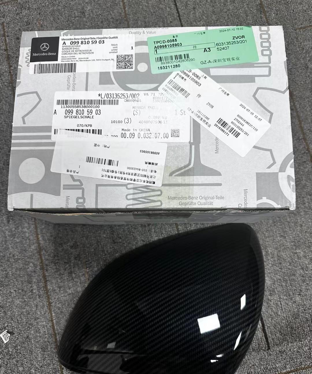 奔驰的碳纤维后视镜盖子原厂价格14384恐怖的1万多块钱[笑着哭]而且这个也