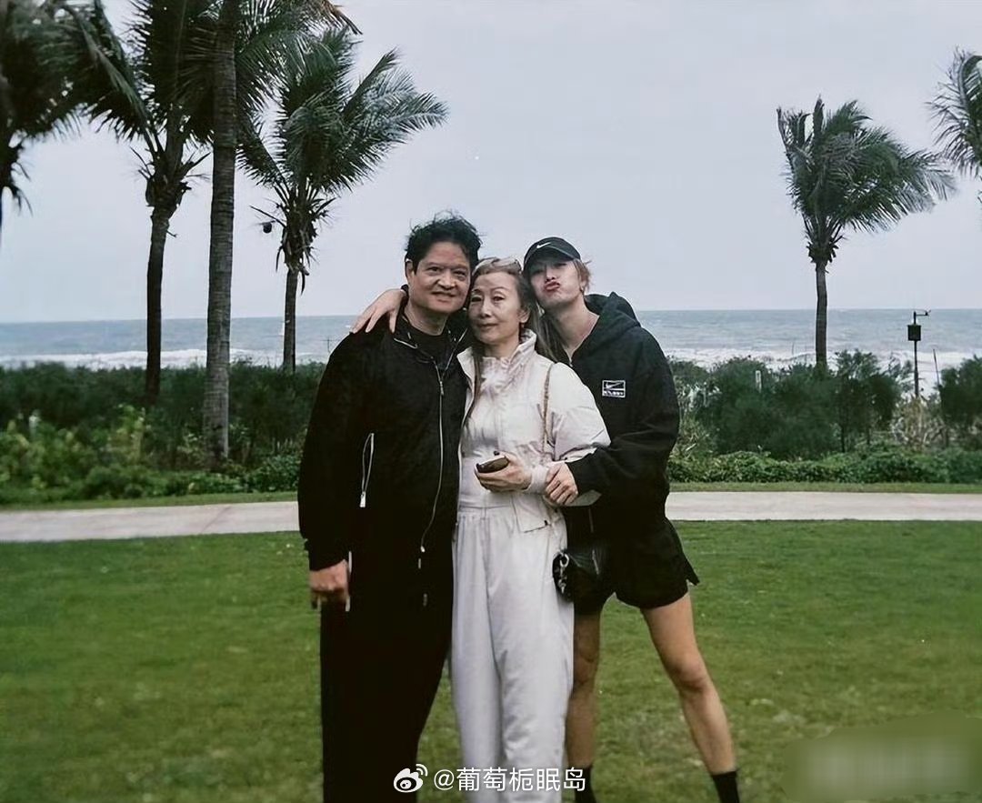 王嘉尔晒了张和爸妈⁠的合照‏﻿，网‌友都‎说‍：这‍就是幸福⁠‌‎家‌‌﻿庭的顶