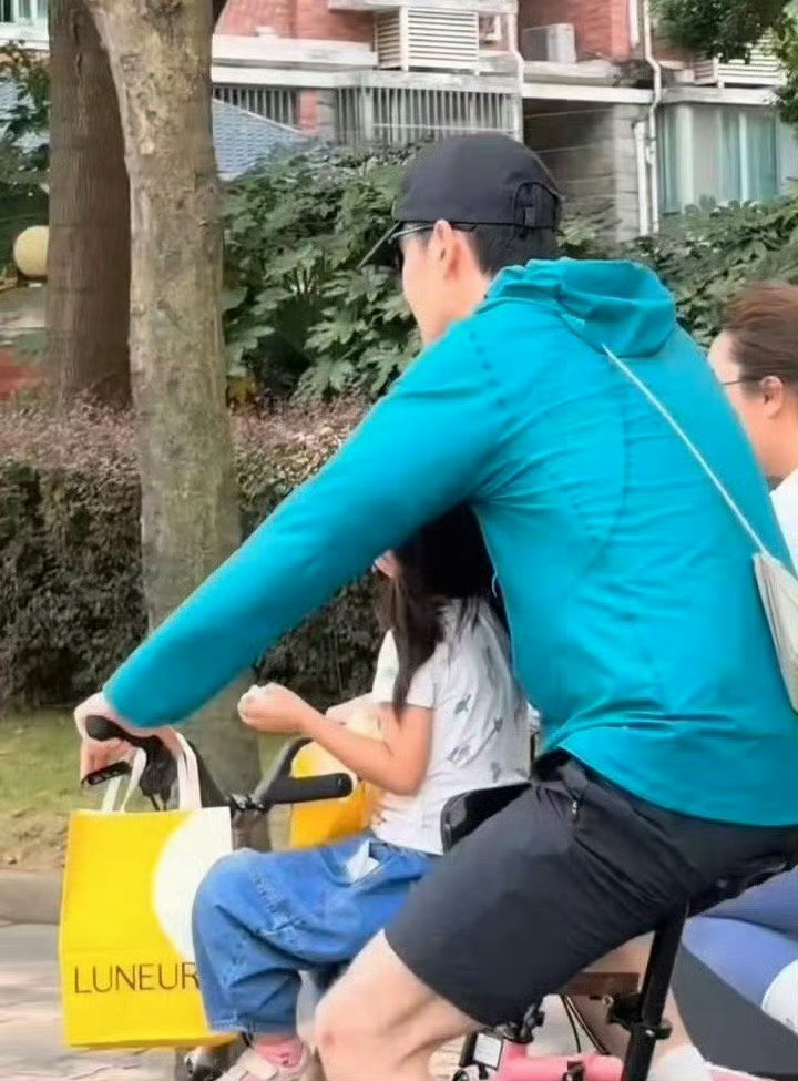 胡歌3岁女儿近照时光匆匆，胡歌女儿都这么大了​​​