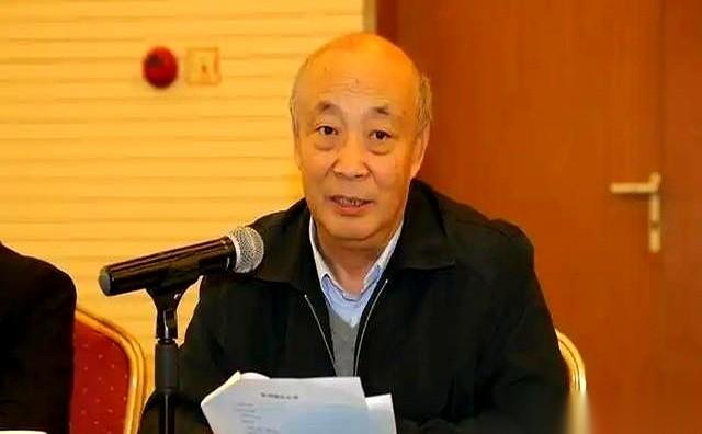 翻开十年前的一份人口预测简报，白纸黑字写得斩钉截铁：全面放开二胎，每年出生人口将