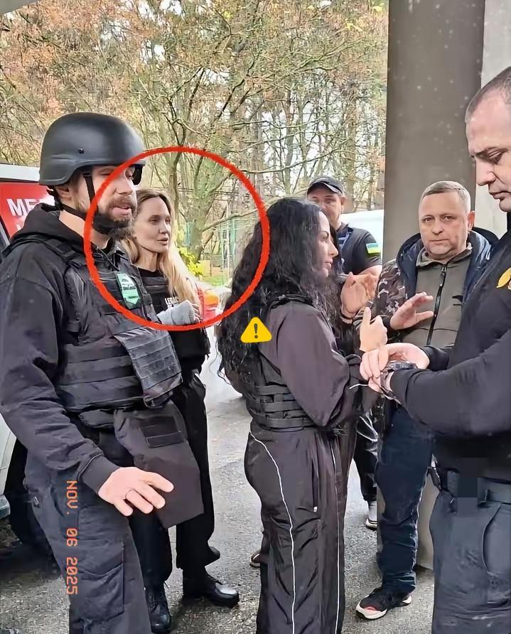 朱莉亲赴征兵办，保镖当场被拉走。她求情，没用。送她一枚纪念币，当谢礼。乌克