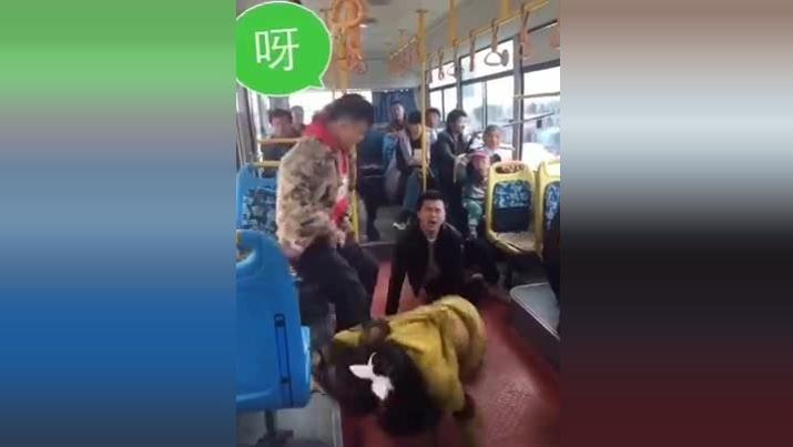 点击图片查看详情 性感小学生穿内衣_最性感美女穿内衣跳舞(2)