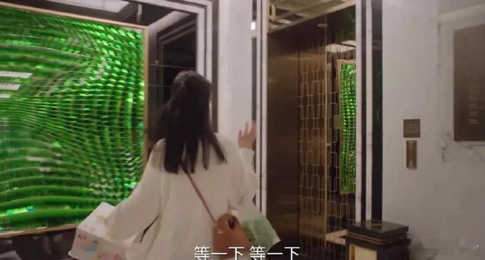 承欢记，女主一手西瓜一手蛋糕，如果不是道具，能提得动吗？