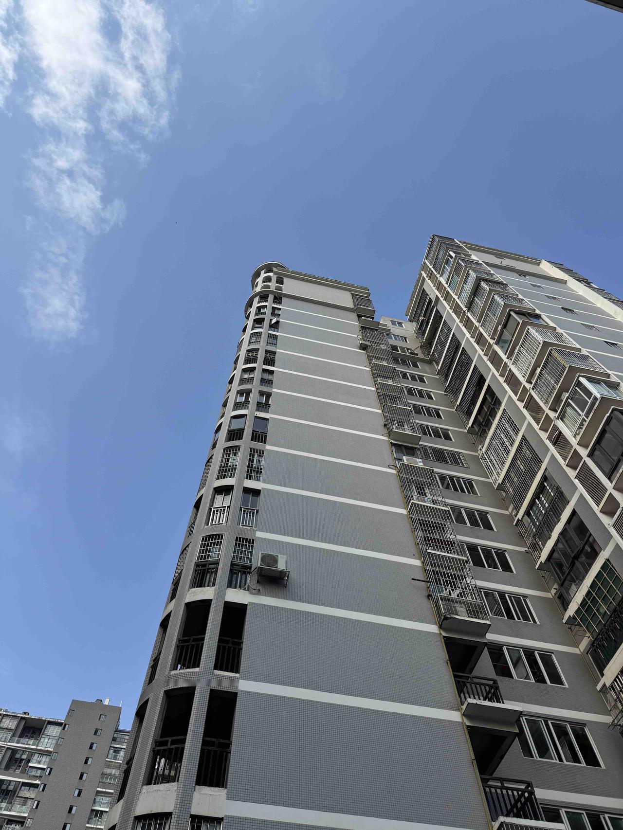 向唱衰者说不！楼市已经经不起抹黑折腾了。经济学家马光远说，当下楼市最大的问题