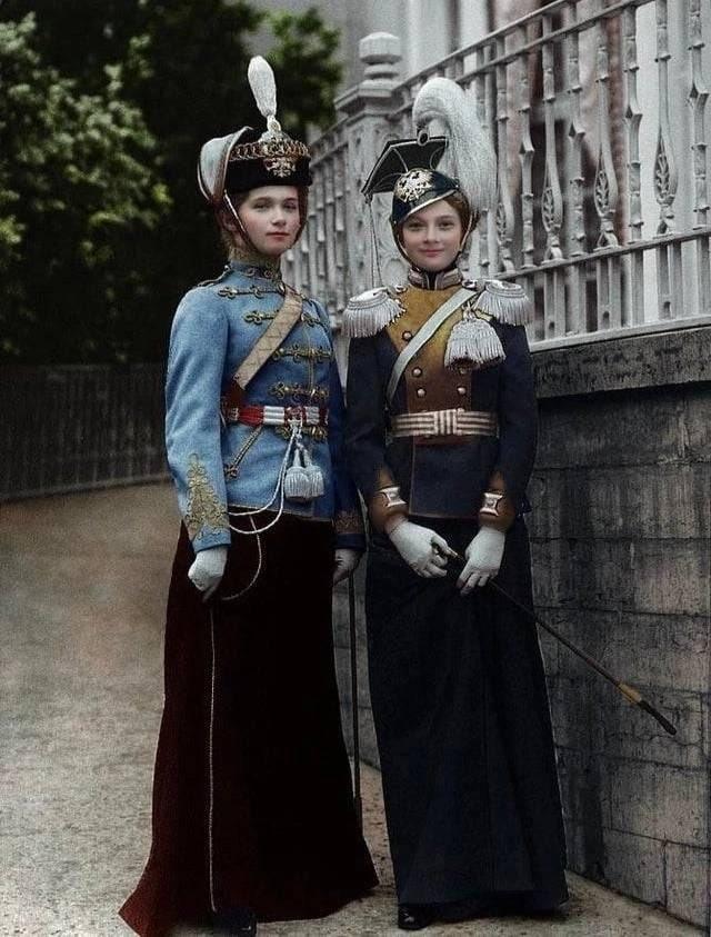 俄罗斯帝国被处决的末代公主。这两位身着戎装的年轻女性，正是沙皇尼古拉二世的长女奥