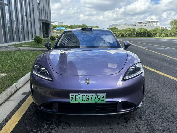 午休下楼买杯咖啡，一出电梯就看见我的Z7停在公司楼下。阳光底下那抹紫特别显眼，同事正好一起下楼，看了