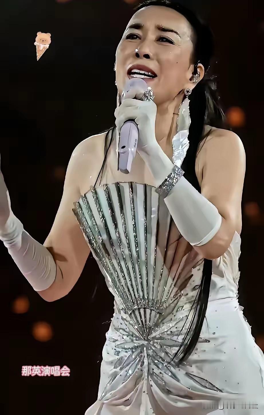 同价两场演唱会接连上演，那英凤凰传奇现场反响大不相同一边是那英北京演唱会圆