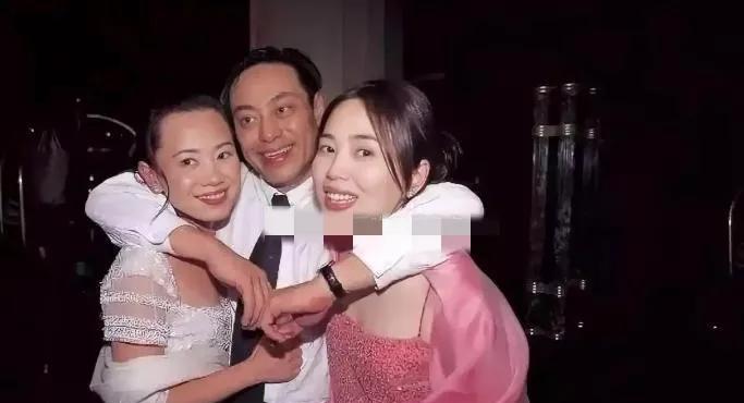 香港一富豪生活奢靡，拥有两位妻子和38辆豪车，被喻为现代韦小宝。