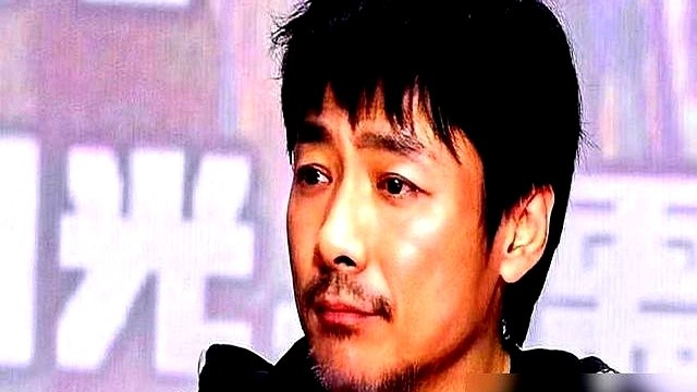 拍《潜伏》那场戏，祖峰主动求孙红雷真打，千万别收着。一巴掌下去，脸当场就肿了。导演没喊停，祖峰硬把眼