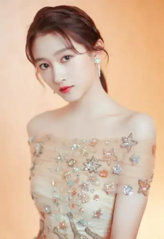 7岁出道，25岁恋爱长跑，为什么我们总觉得关晓彤“还没长大”？因为她的“少