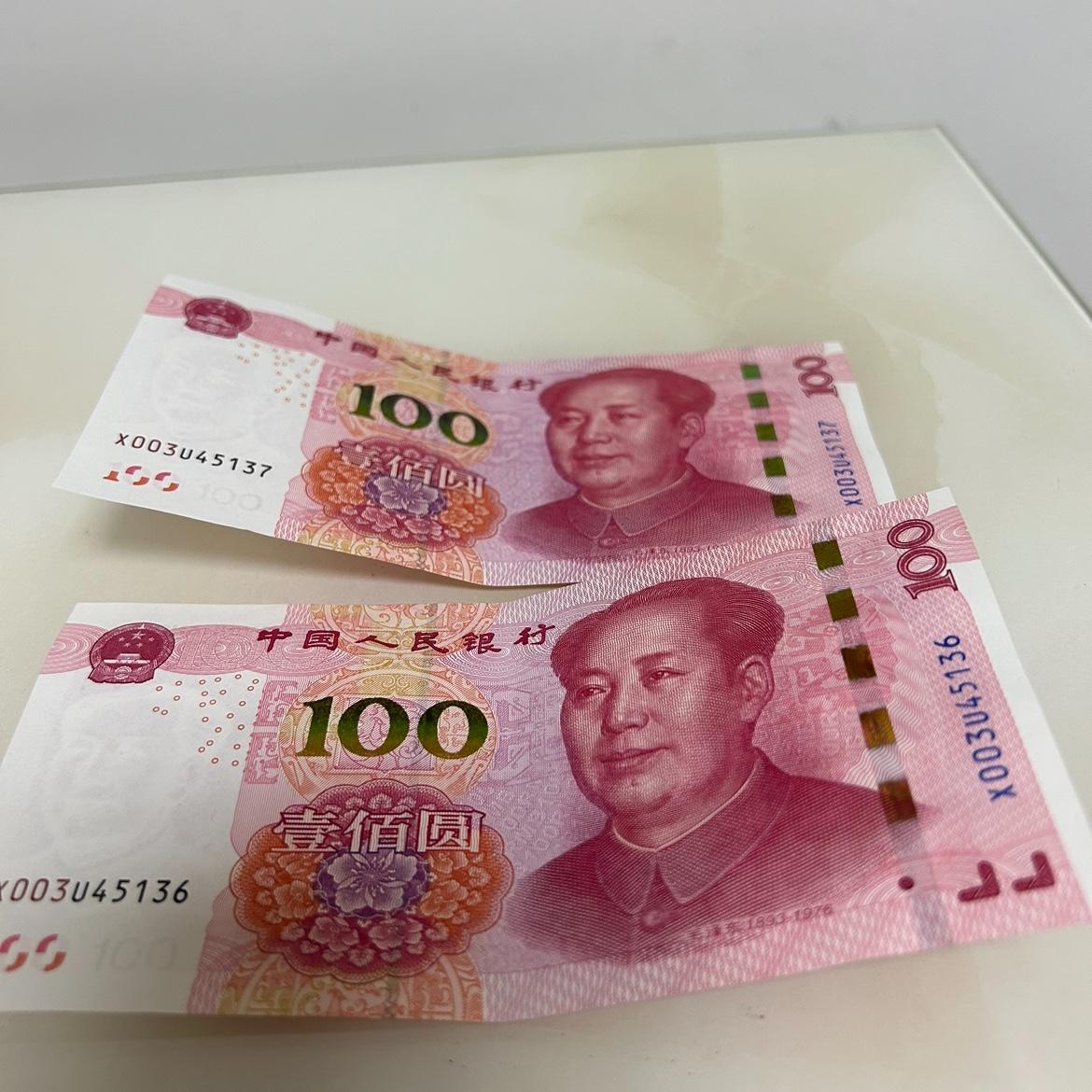 昨天女儿过生日婆婆临走时塞给她200块钱。人刚出门，孩子就忍不住问我：妈妈