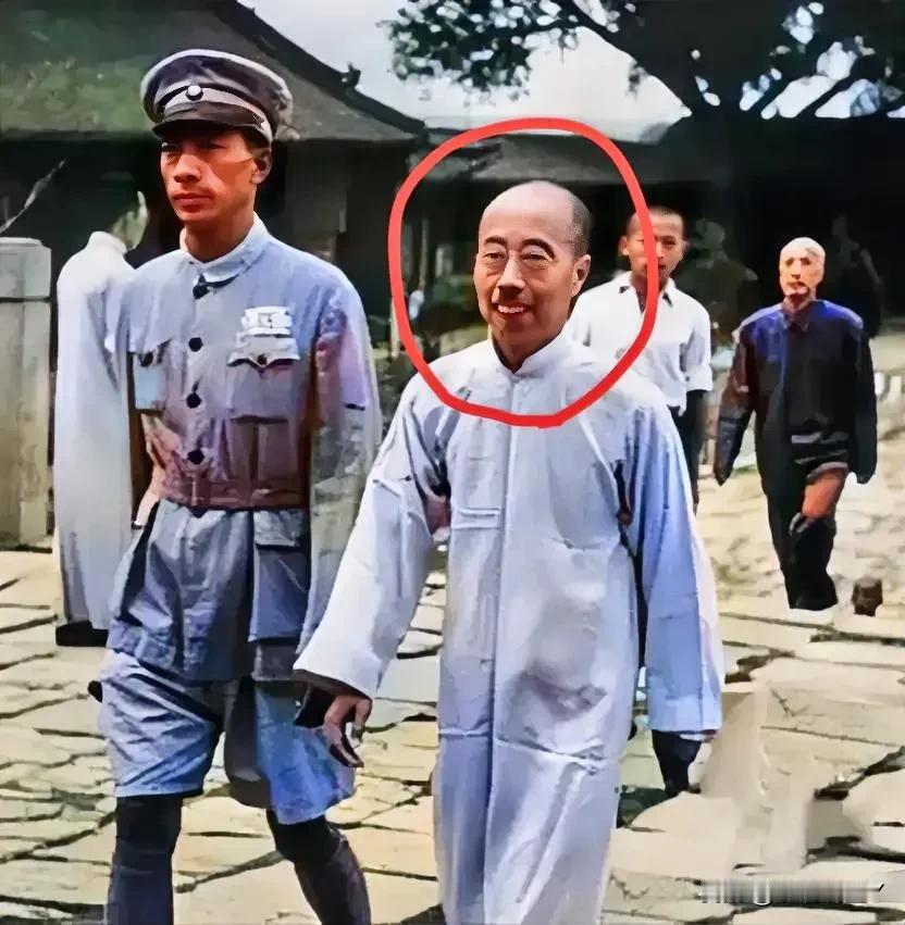 一张老照片，拍摄于1949年的南京老虎桥监狱，大家看看穿着长衫大步流星向外走去的