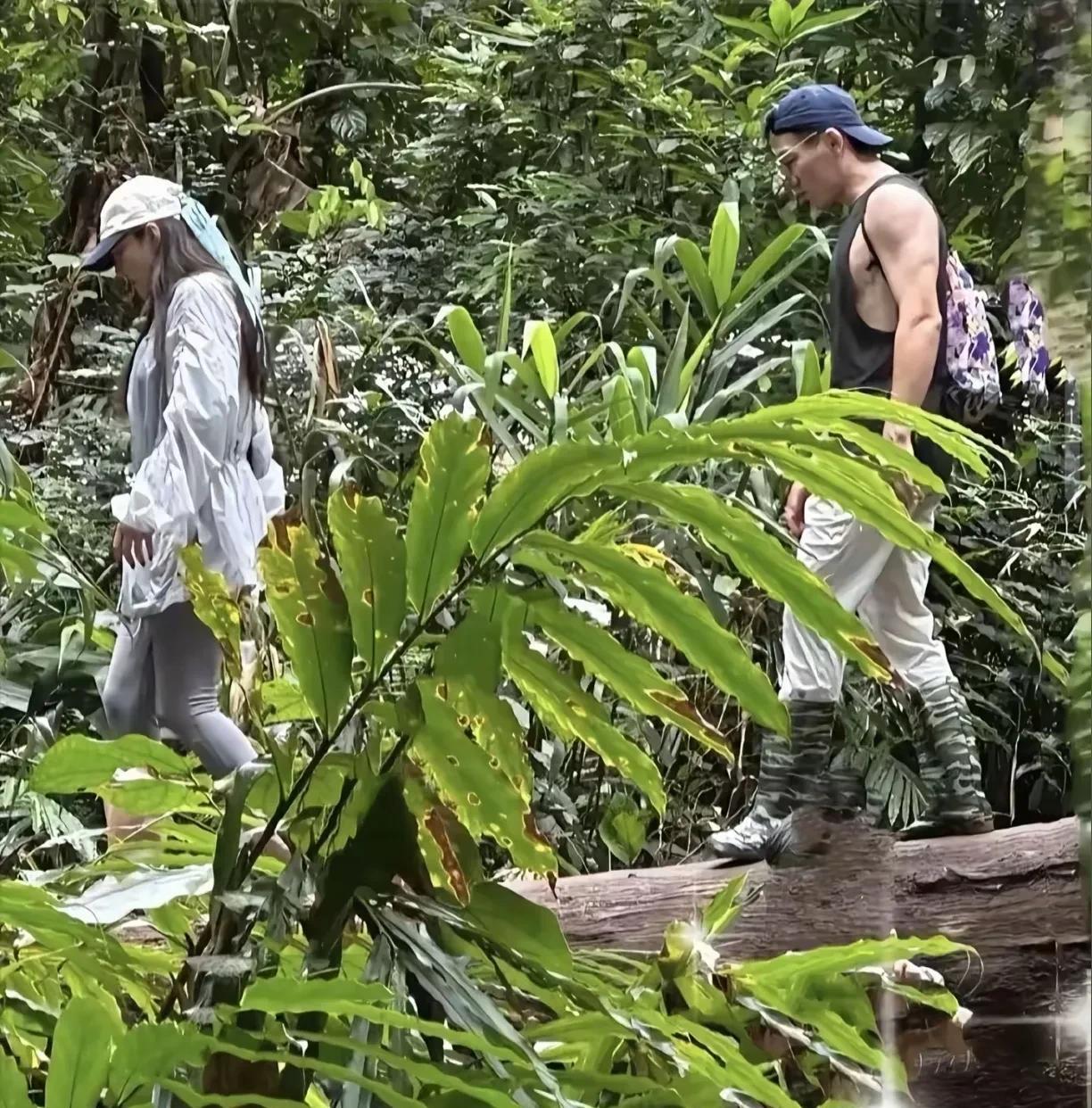 张馨予和老公何捷简直过上了神仙眷侣般的生活，二人一起旅游山水间，夫妻俩身材一个比