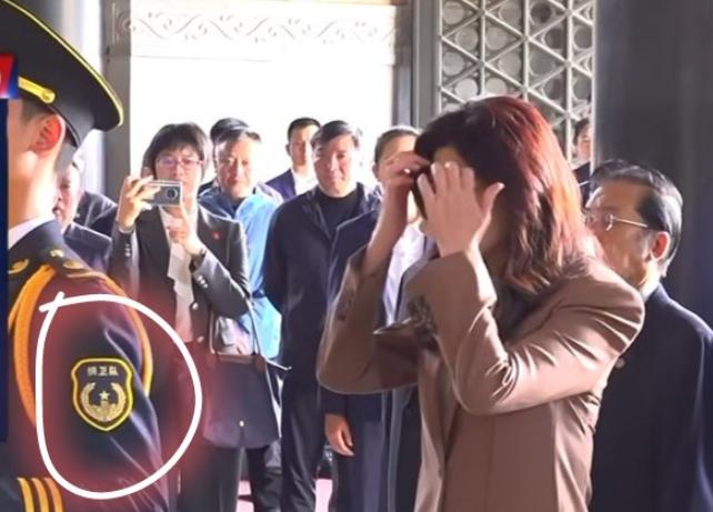 从细节看出诚意今天，郑丽文携团赶赴南京中山陵拜谒，在献花环节时，礼仪人员既不