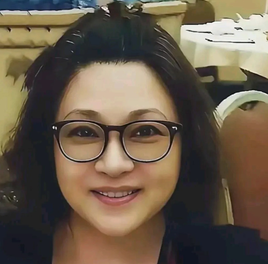 老年的黄秋燕笑容温暖动人，女儿们也独立成才，日子过得愈发精彩。黄秋燕笑起来透