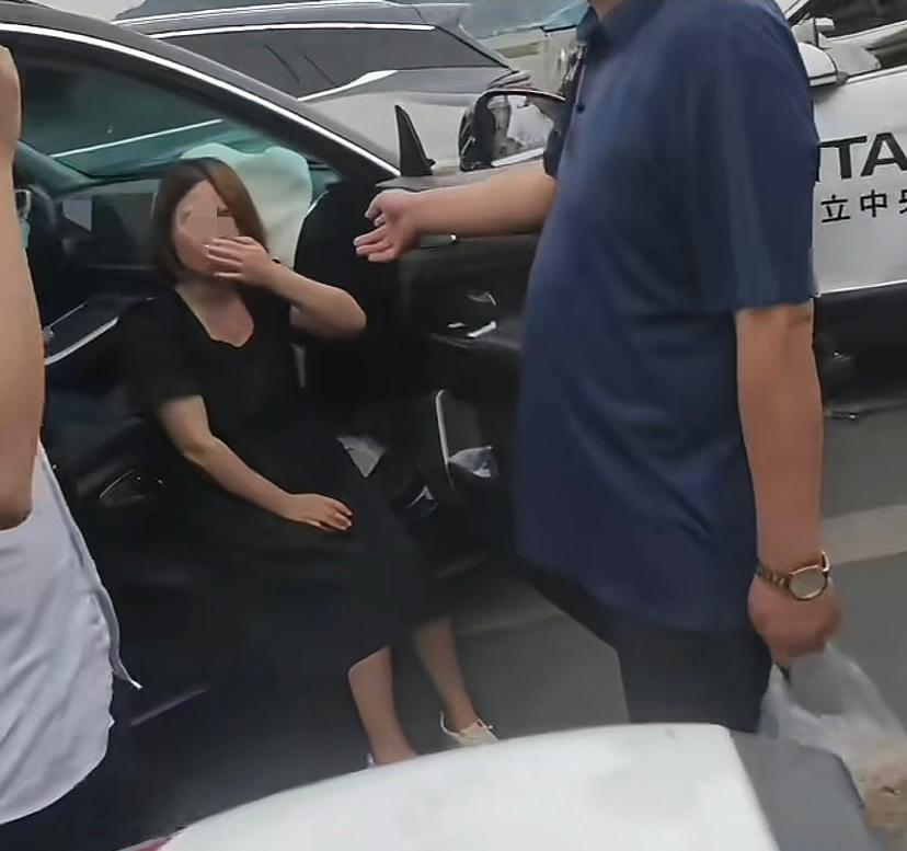 女司机驾驶新能源车逆行7连撞！5月30日9时许四川南部蝴蝶桥路口，一名女司机驾驶