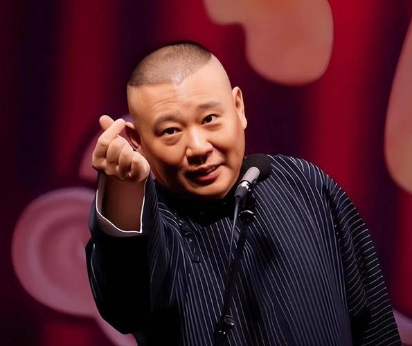 郭德纲猥琐的表情呼之欲出，关于“荤段子”与“两面人生”的一点思考郭德纲的相声常