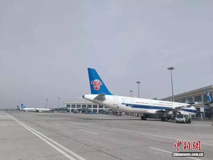 哈尔滨机场2386.5万人次创纪录！这波“顶流”热度，藏着最戳心的真相哈尔