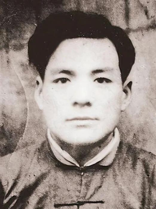 1943年夏，山东东都镇路边，农民王老汉看见“大汉奸”林洪洲背身小解，抄起粪叉就