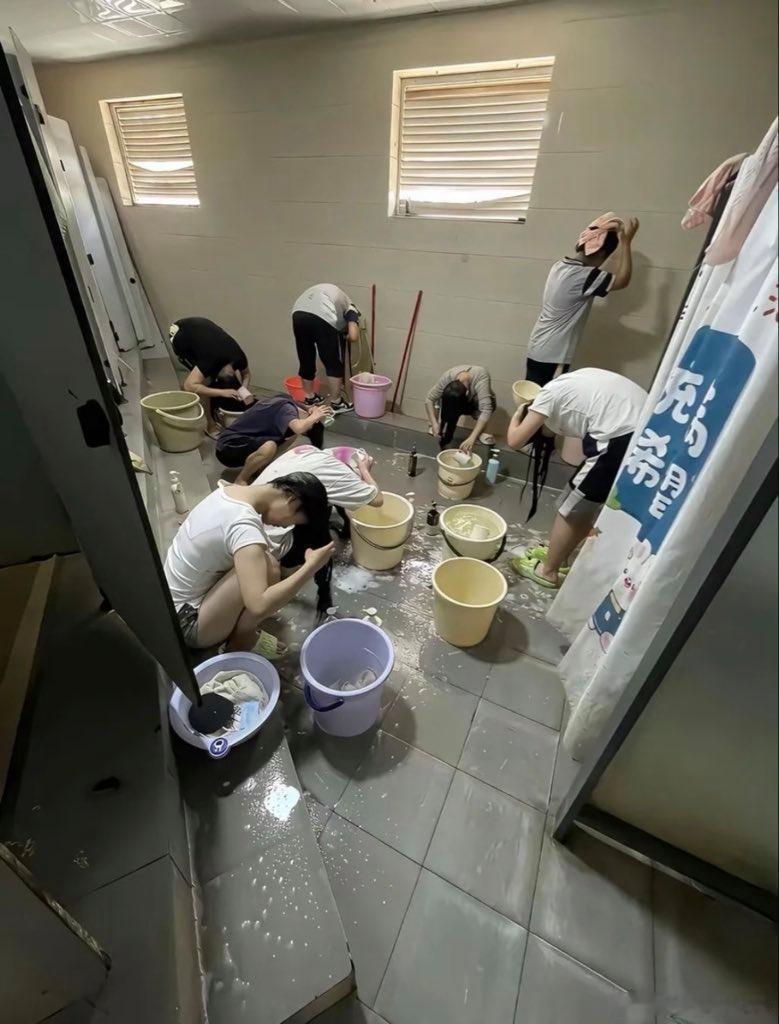 上初中高中的时候觉得这样没什么不妥，现在想想以前真的能吃苦