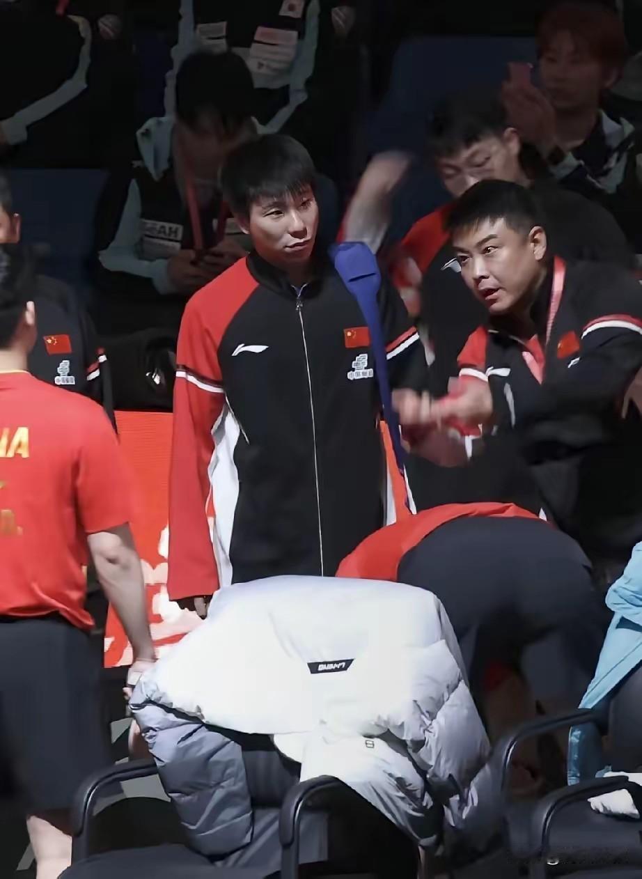 我发现王皓对王楚钦和林诗栋教训方式不一样！昨天打完双打，王皓赶快过来给林诗