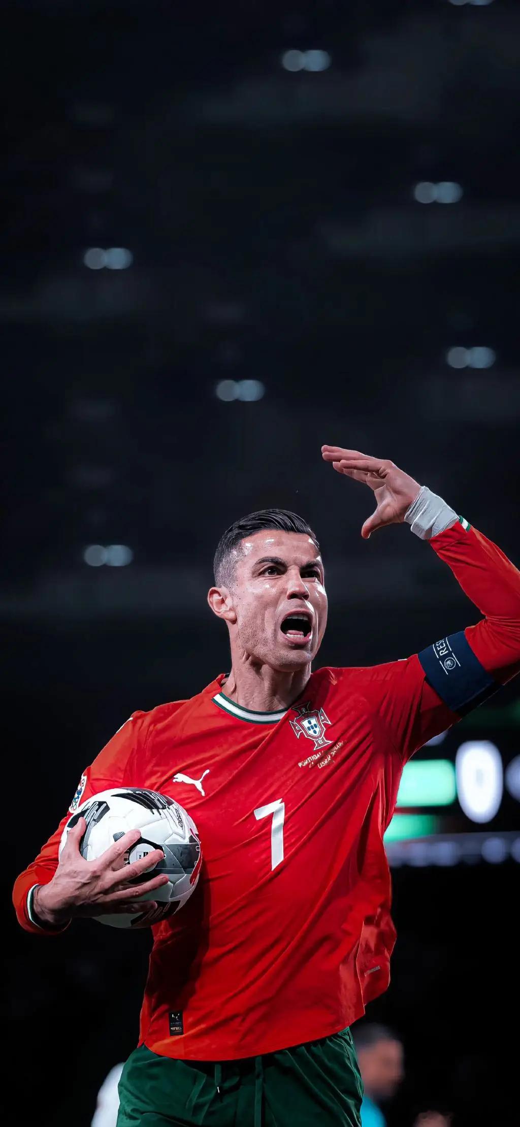 球迷提问:C罗为葡萄牙效力的国家队生涯里,有没有过迪马利亚级别的队友?迪马利亚为