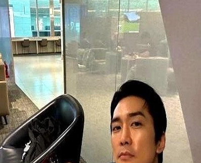 宋承宪机场路透又上热搜了！48岁的欧巴飞杭州被拍，这状态真的绝了。当天他在in