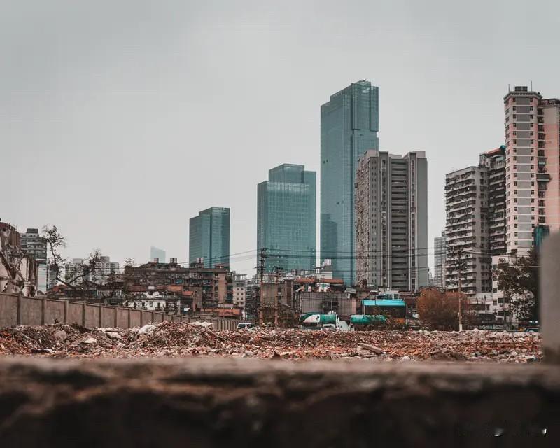 城市更新不等于重回过去棚改大拆迁很多人听到城市更新，第一反应就是又要大规模拆