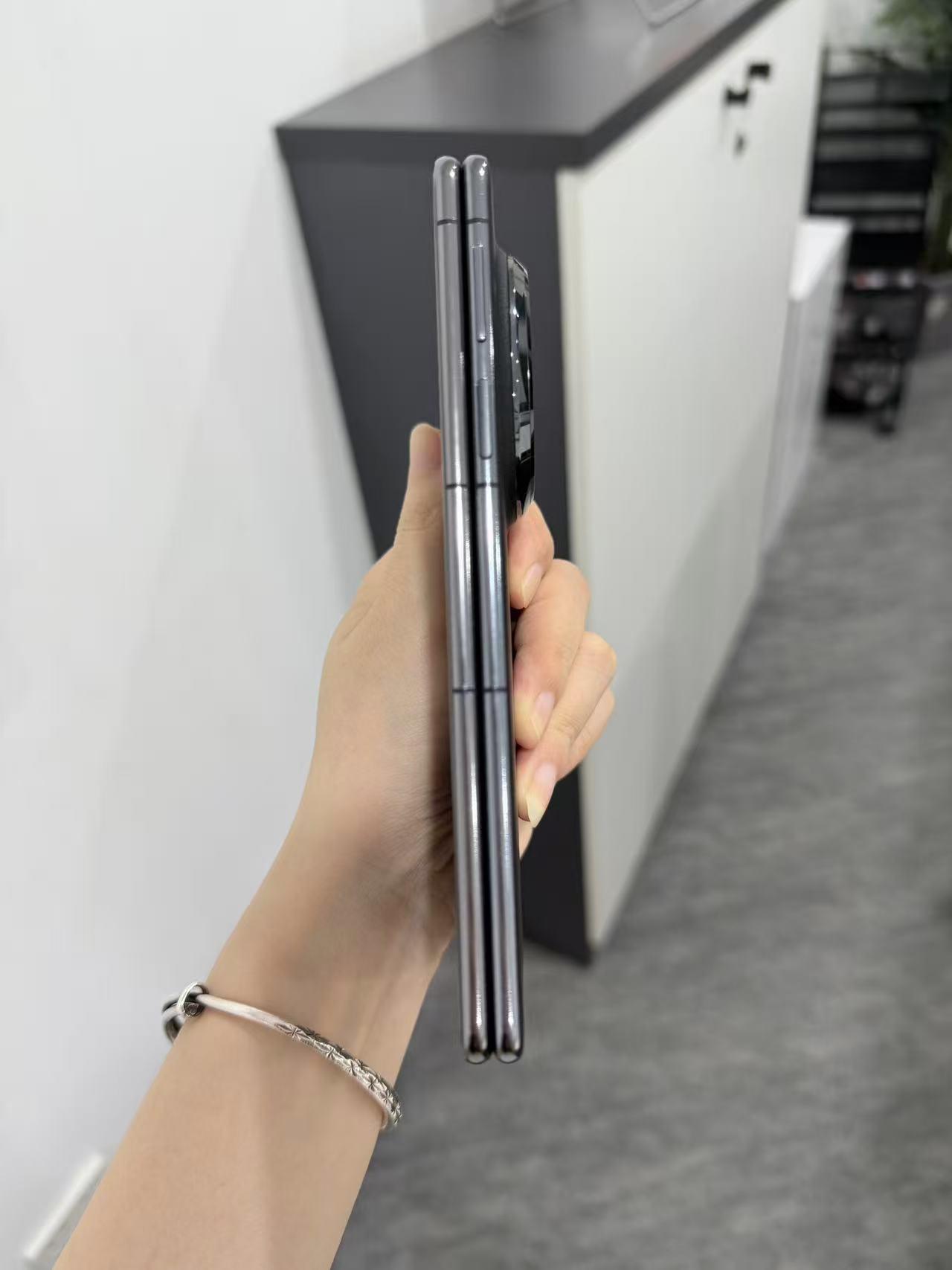 又是为大折叠着迷的一天😊华为matex6确实还挺轻薄的，折叠状态都不会太