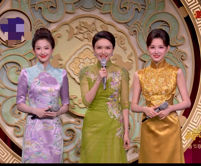 该说不说，这仨女主持站一起，就左边那个看着最顺眼。中间的龙洋，眼神问题就不说了