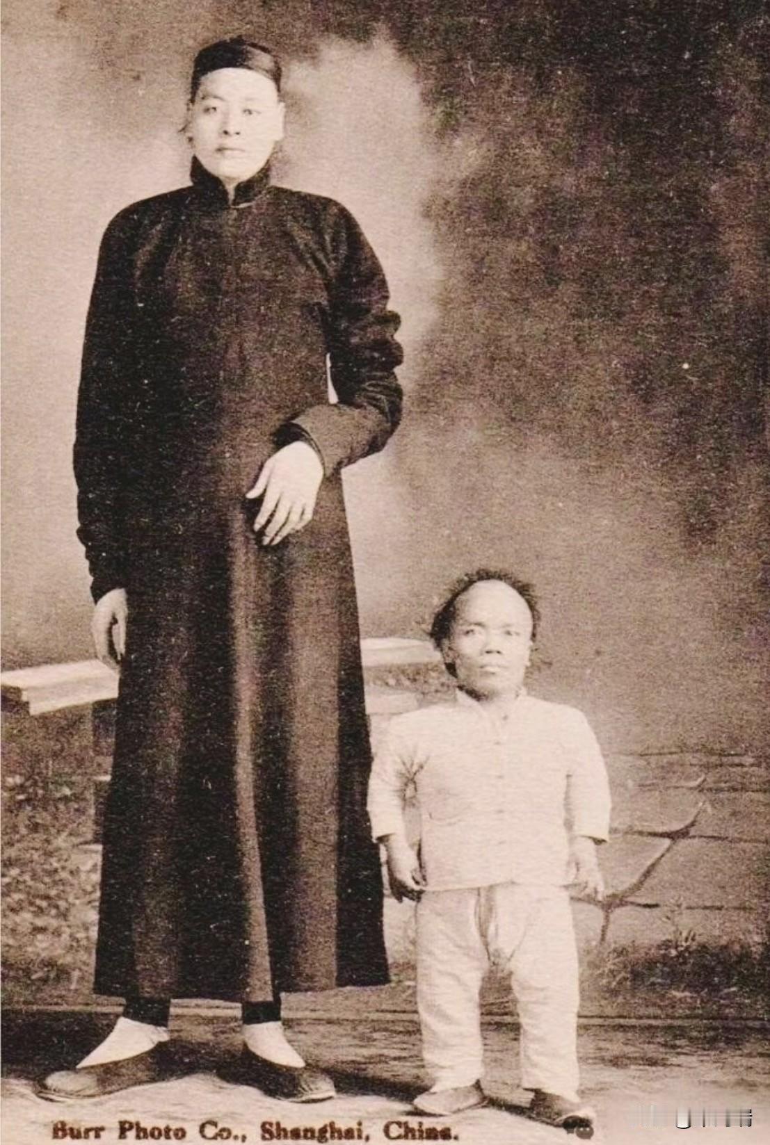 詹世钗是晚清时期著名的“中国巨人”，他出生于安徽婺源虹关村，因身高远超常人而闻名