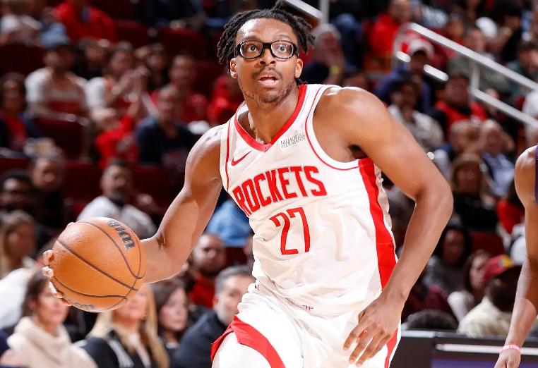 拿着双向合同的以赛亚-克劳福德其实打得还行，上去马上进了个三分，防守也做得很不错