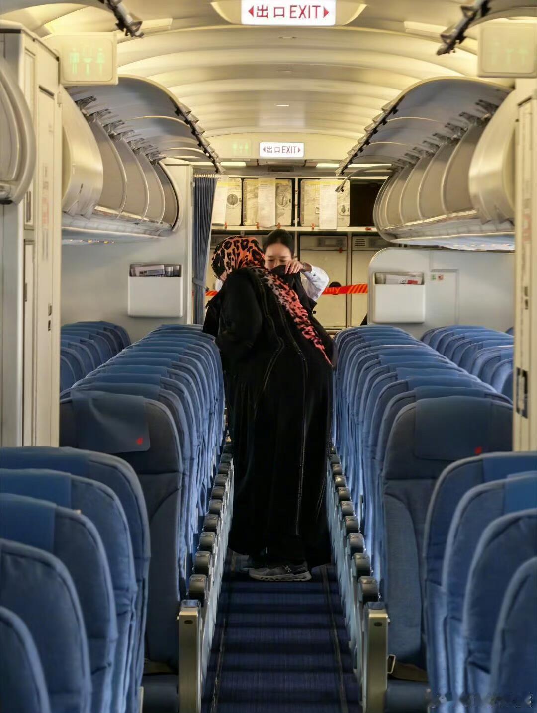 杭州机场这事儿真是把人气笑了。半小时里能撞见三拨印度来的“影帝”：二十来岁小伙子