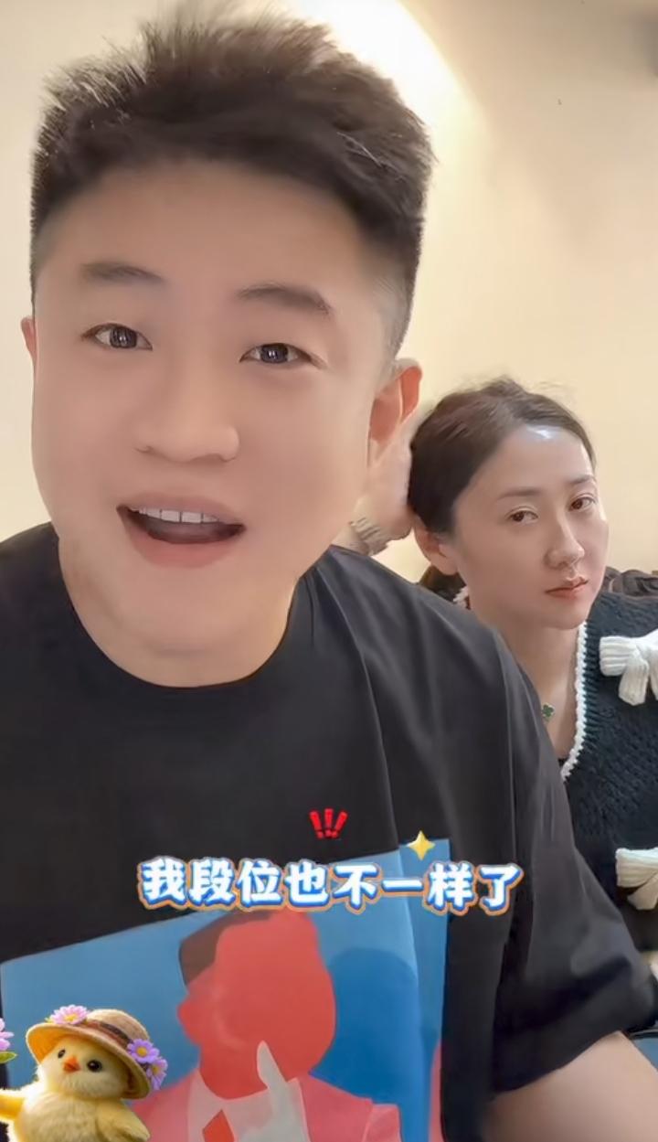 王亮彻底飘了，称自己把黑粉告了，马上出判决，满脸骄傲。王小利大儿子王亮复出非