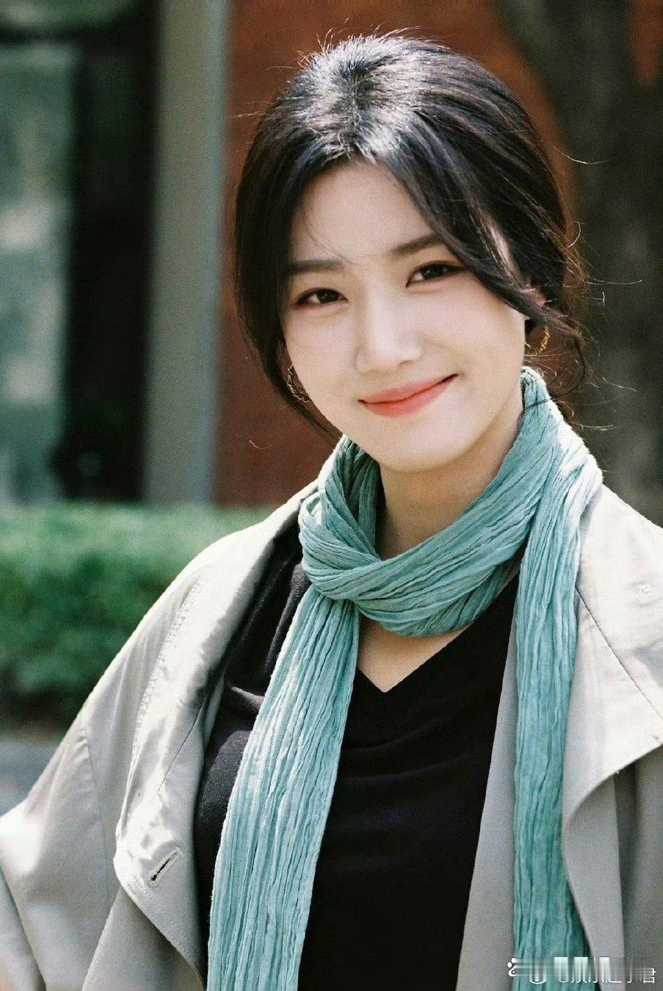 卢昱晓回应跪下和粉丝合照卢昱晓回应跪下和粉丝合照，网友:这一跪，跪出了娱乐圈的