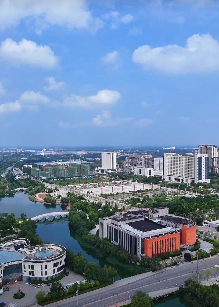 曹县人民公园随拍蓝天白云铺展天际，绿树清风相伴，小城的美好，随手皆是风景(20