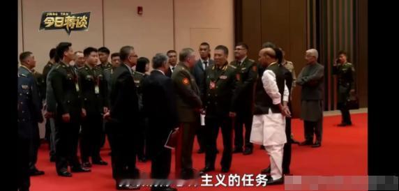 辛格格格不入，在人群中的站位和服装就能看出来，他根本没有沟通融入的打算，别人都能