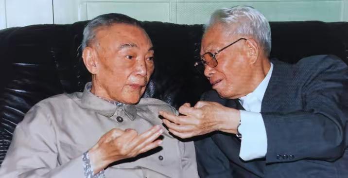 1999年5月，张震在南京看望老战友江渭清的场景。当时江渭清已89岁高龄，身体状