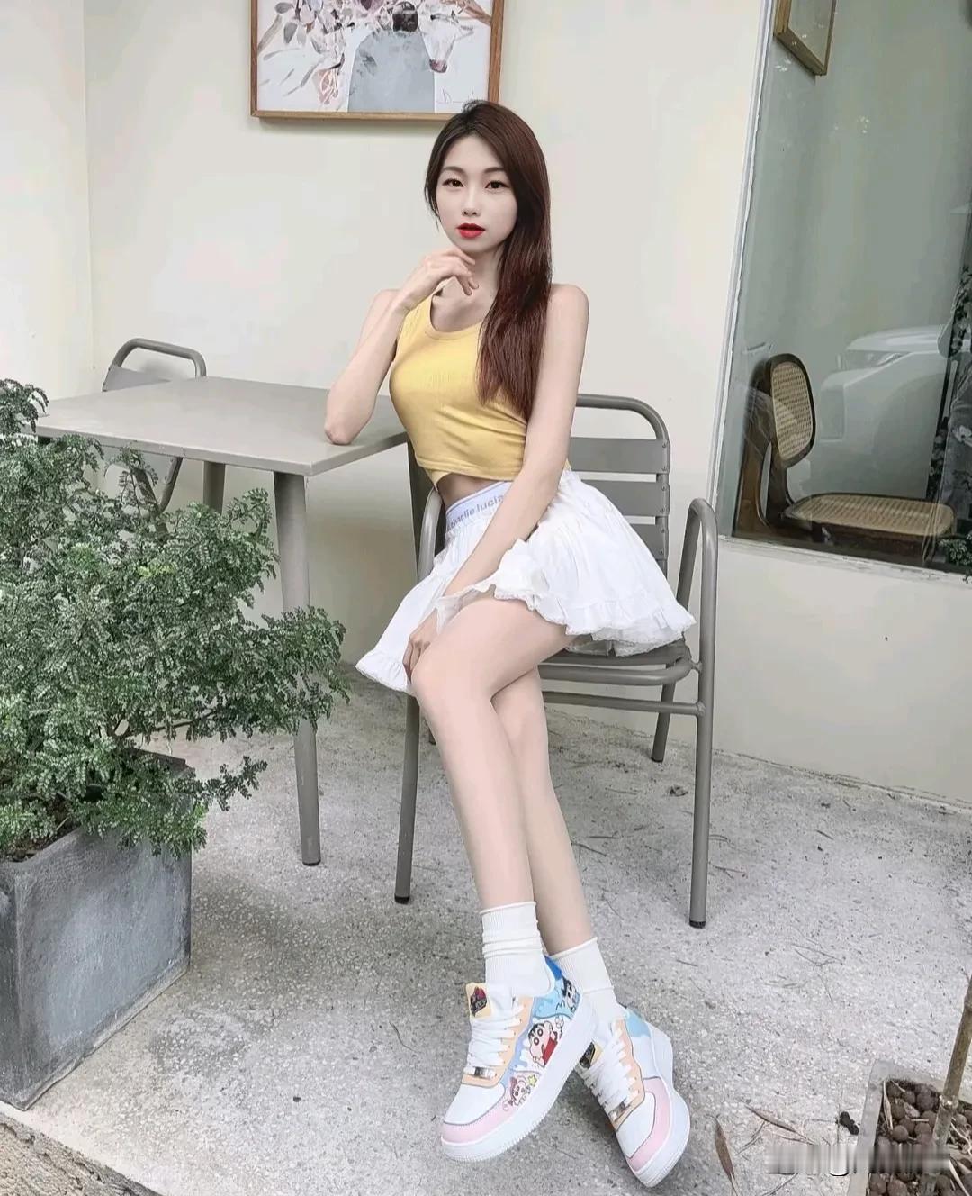 清新穿搭指南：黄色背心+白色短裙，清新又时尚！漂亮小姐姐
