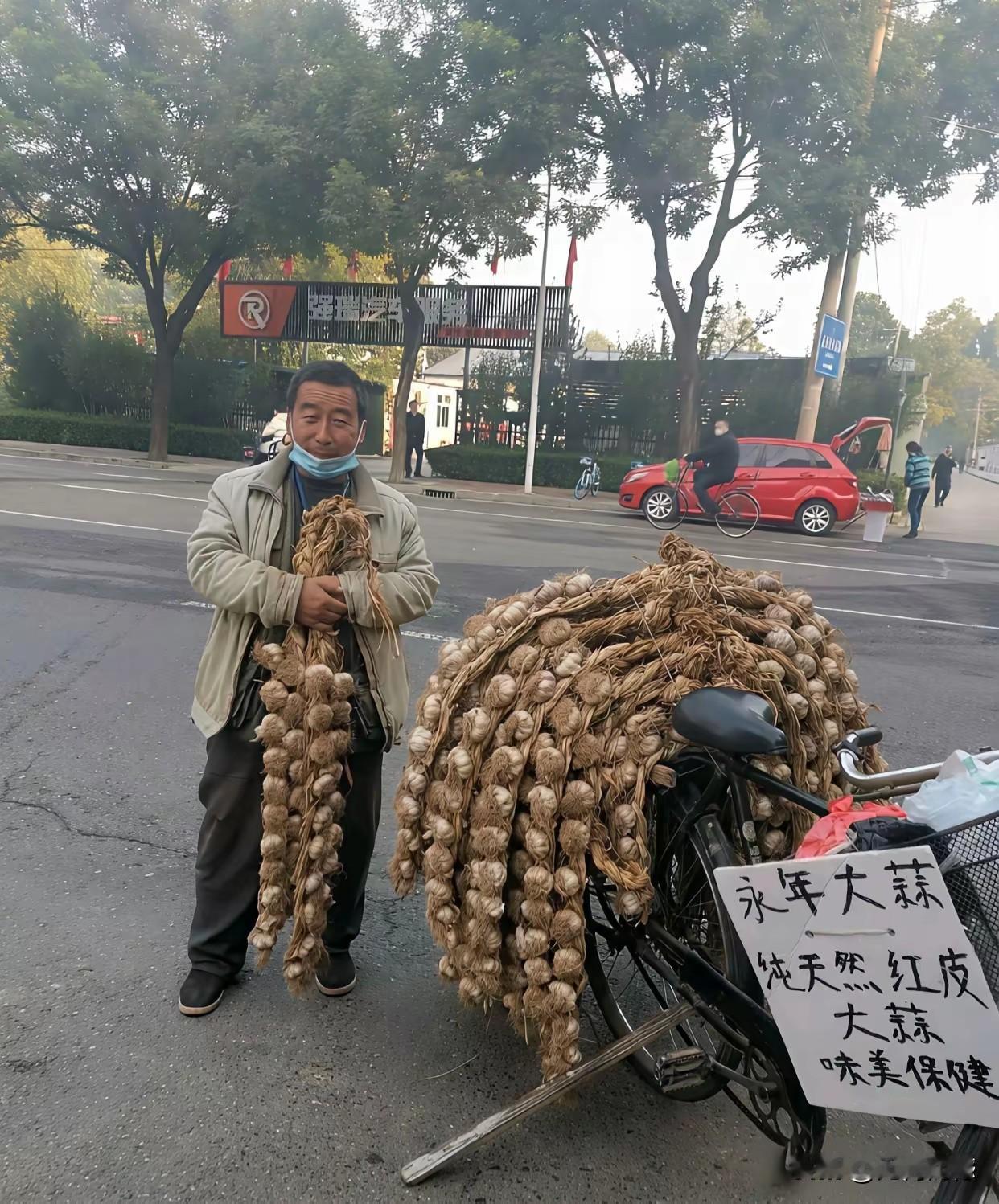 好久没有看这么卖大蒜的了，在我小的时候，大蒜都是这样编成辫子卖，非常的方便，存放