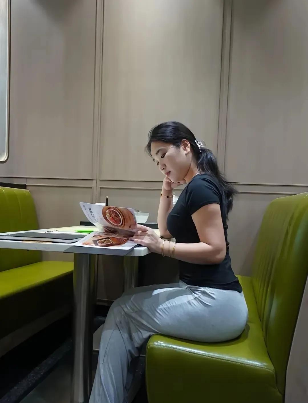 聪明人活得通透，不会掉进别人挖的坑里。他们不在乎别人怎么想，所以别人的闲言碎语根