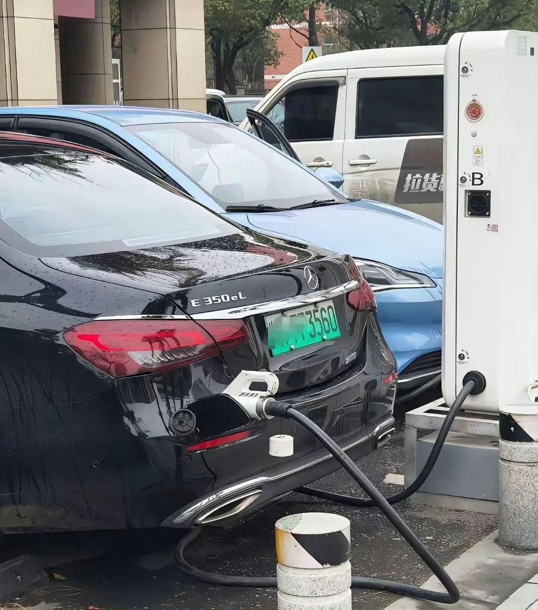 网友：很难想象，这是一个百年车企能设计出来的东西，估计德国工程师都不敢认这车。【