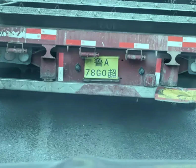 第一次看到这种车牌，请问各位大神，这种车牌对吗？