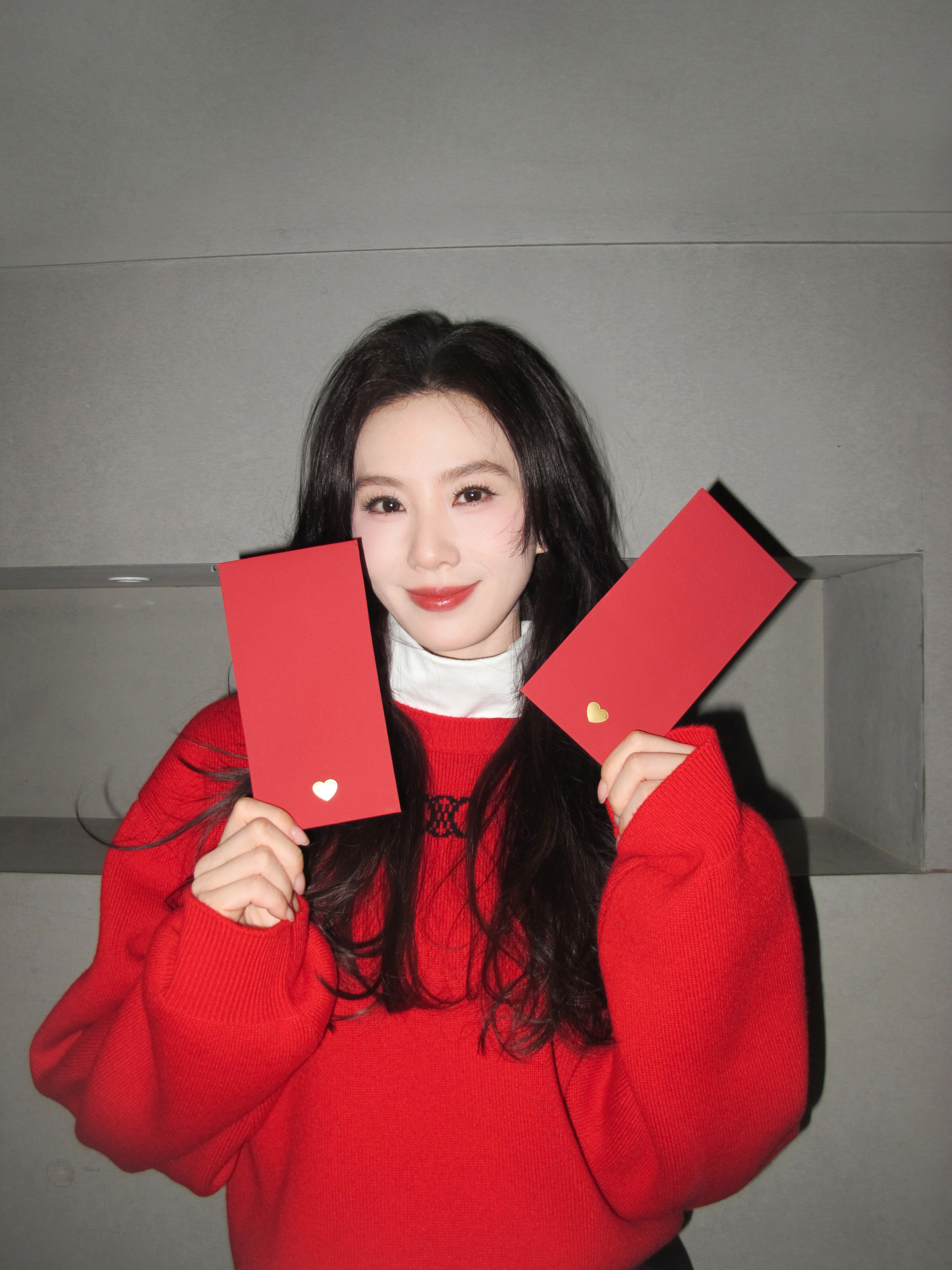 刘诗诗板报速报 📸 捕捉一只红色的诗诗！新年开工不打烊，祝大家马年行大运，好事