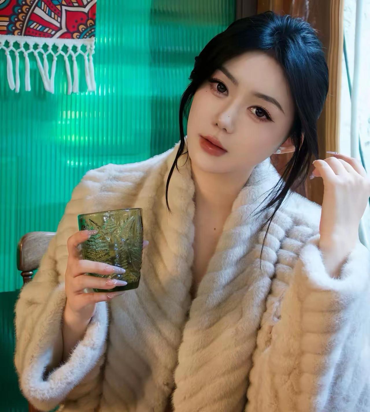 总有一场花开，醉美了流年，总有一场遇见，忘记了归期。这世间最美的风景，往往不在山