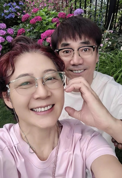 6月2日，范明给大家喂了一把“狗粮”，他和大6岁妻子在花园大方秀恩爱！已经61岁