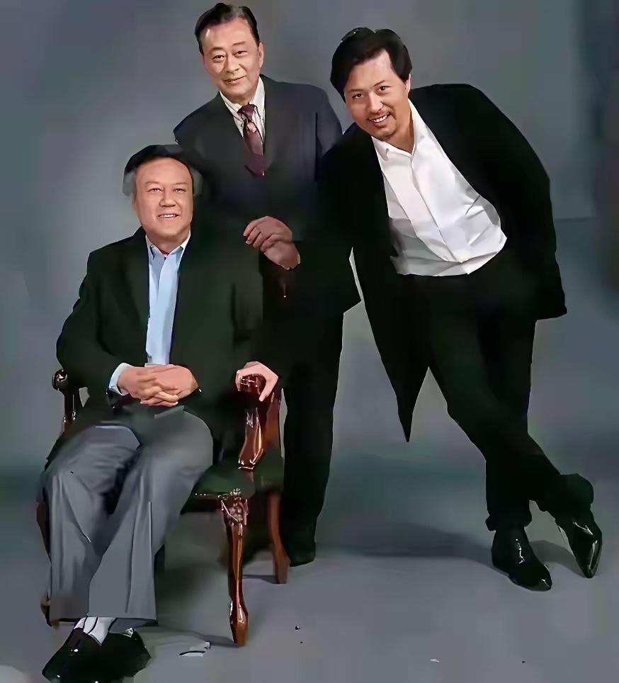 中间这个男人，我敢打赌99%的人都认识，那右边这个男人是谁呀？真的好有男人味，好