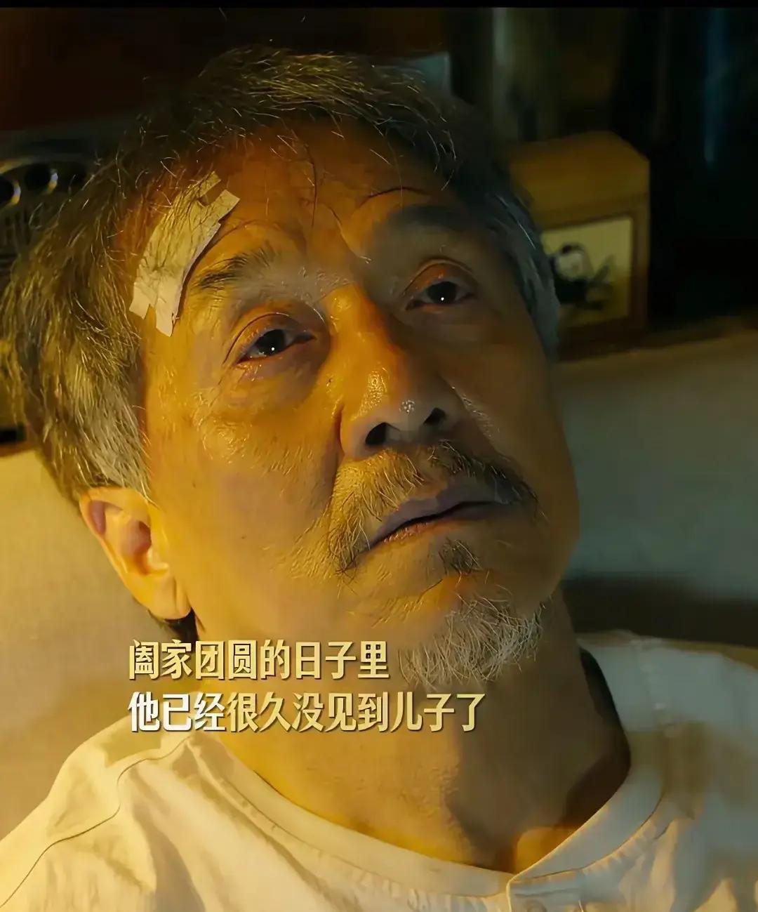 71岁成龙还在拼命拍片不是缺钱，是家里太冷清。房祖名常年住上海，父子