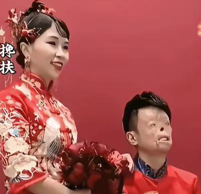 冲天烈焰中，消防员不顾生死冲进火海，将被困女子护在怀中。灼热的气浪与飞溅的火星灼