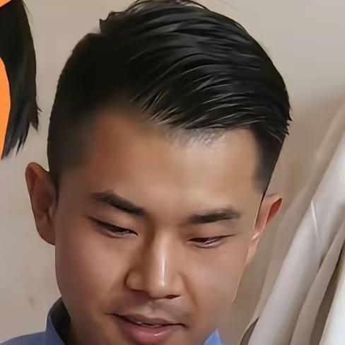 总算翻到金毛和白三去年的旧事了。那时候他俩还都在各自的职场里打拼，谁能想到后来能